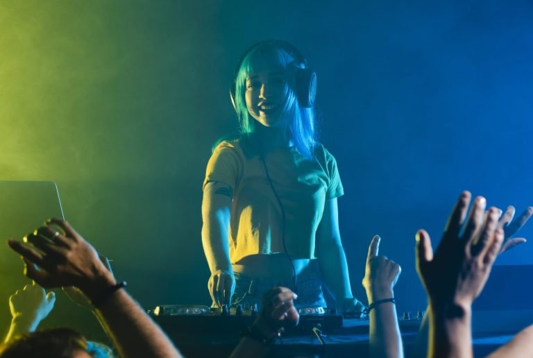 Kobieca energia na scenie – DJ-ki i producentki zmieniające polską elektronikę