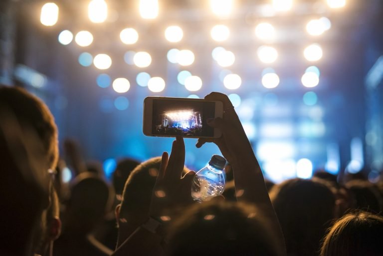 Jak przygotować się na festiwal elektroniczny? Poradnik dla początkujących